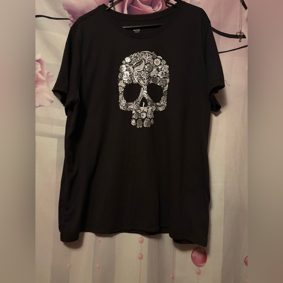 Tops - Black T-Shirt with Skull Design Size 3XL